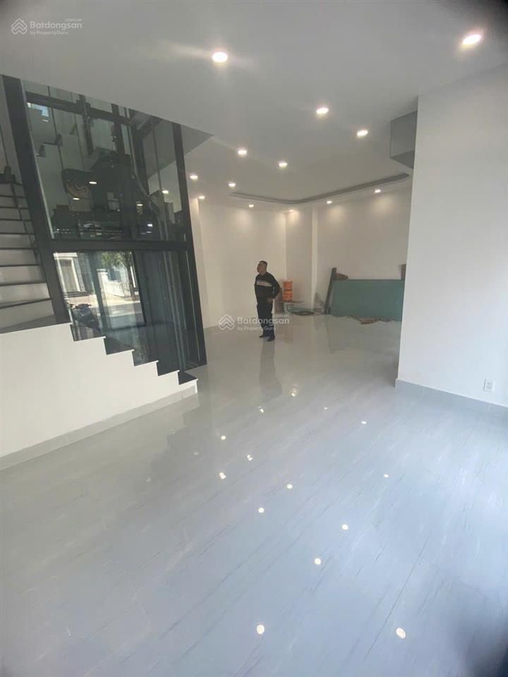 Cho thuê nhà phố 5 tầng có thang máy, máy lạnh tại vinhomes grand park, 32 triệu, 96m2