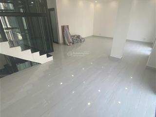 Cho thuê nhà phố 5 tầng có thang máy, máy lạnh tại vinhomes grand park, 32 triệu, 96m2