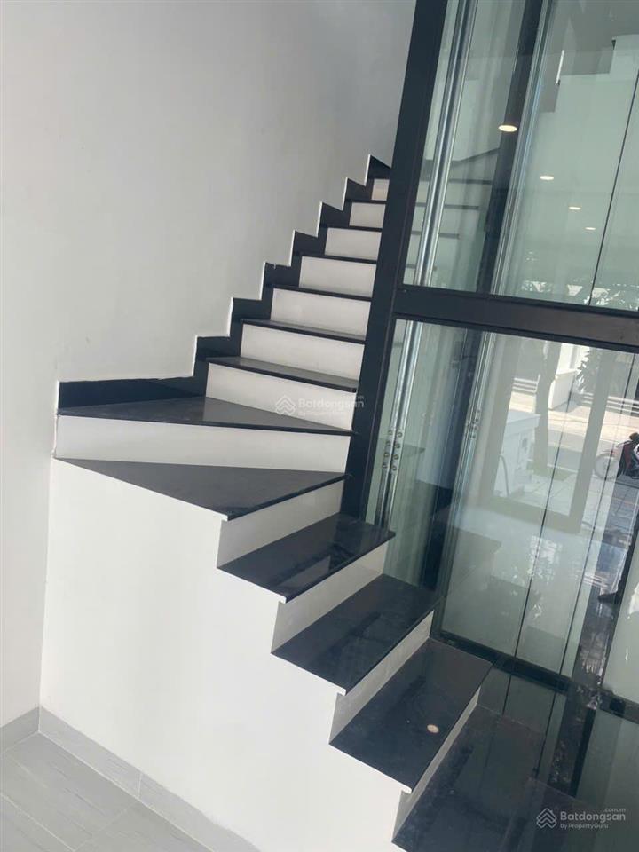 Cho thuê nhà phố 5 tầng có thang máy, máy lạnh tại vinhomes grand park, 32 triệu, 96m2