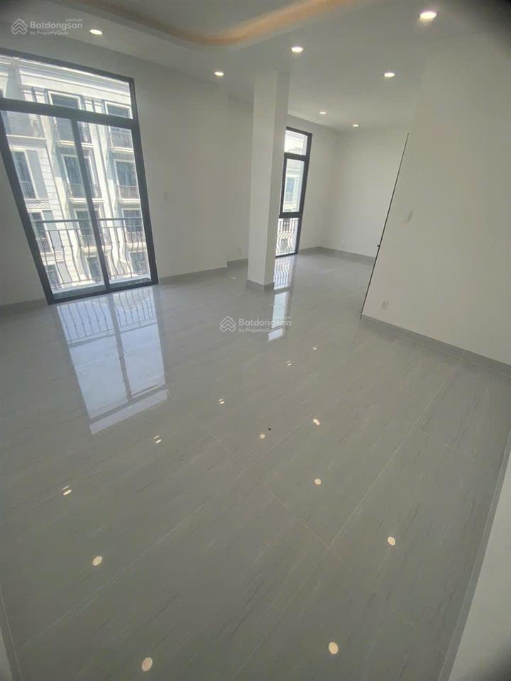 Cho thuê nhà phố 5 tầng có thang máy, máy lạnh tại vinhomes grand park, 32 triệu, 96m2