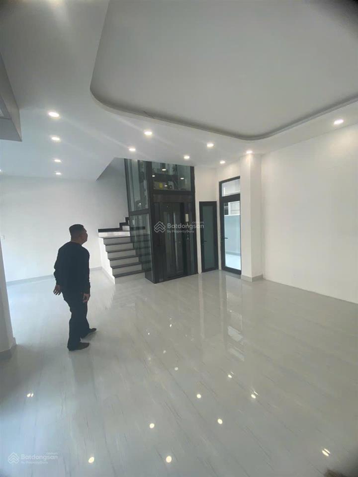 Cho thuê nhà phố 5 tầng có thang máy, máy lạnh tại vinhomes grand park, 32 triệu, 96m2