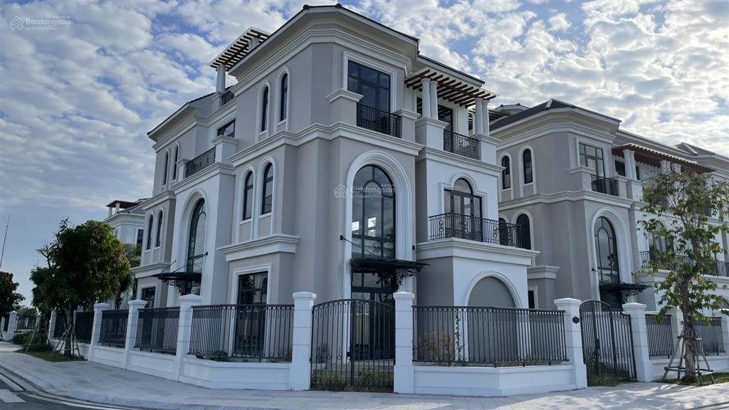 Cho thuê nhà phố 84m2 giá 28 triệu, có thang máy tại vinhomes grand park.  0828 030 *** thiện