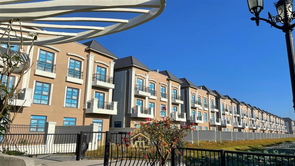 Cho thuê nhà phố 84m2 giá 28 triệu, có thang máy tại vinhomes grand park.  0828 030 *** thiện
