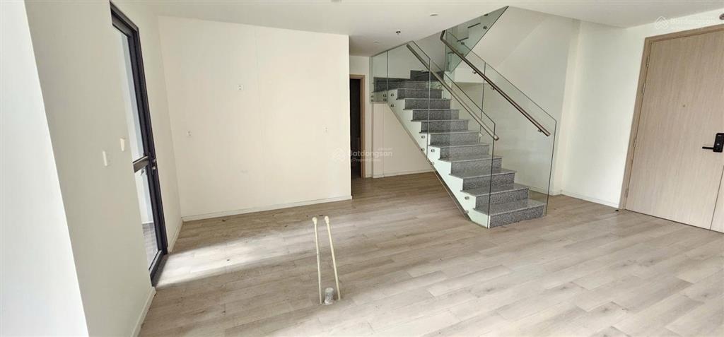Lỗ 3 tỷ, bán duplex 140m2 4pn3wc view hồ bơi tại vinhomes grand park.  0828 030 *** minh thiện