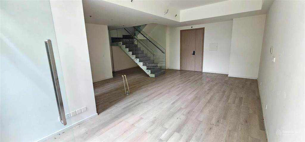 Lỗ 3 tỷ, bán duplex 140m2 4pn3wc view hồ bơi tại vinhomes grand park.  0828 030 *** minh thiện