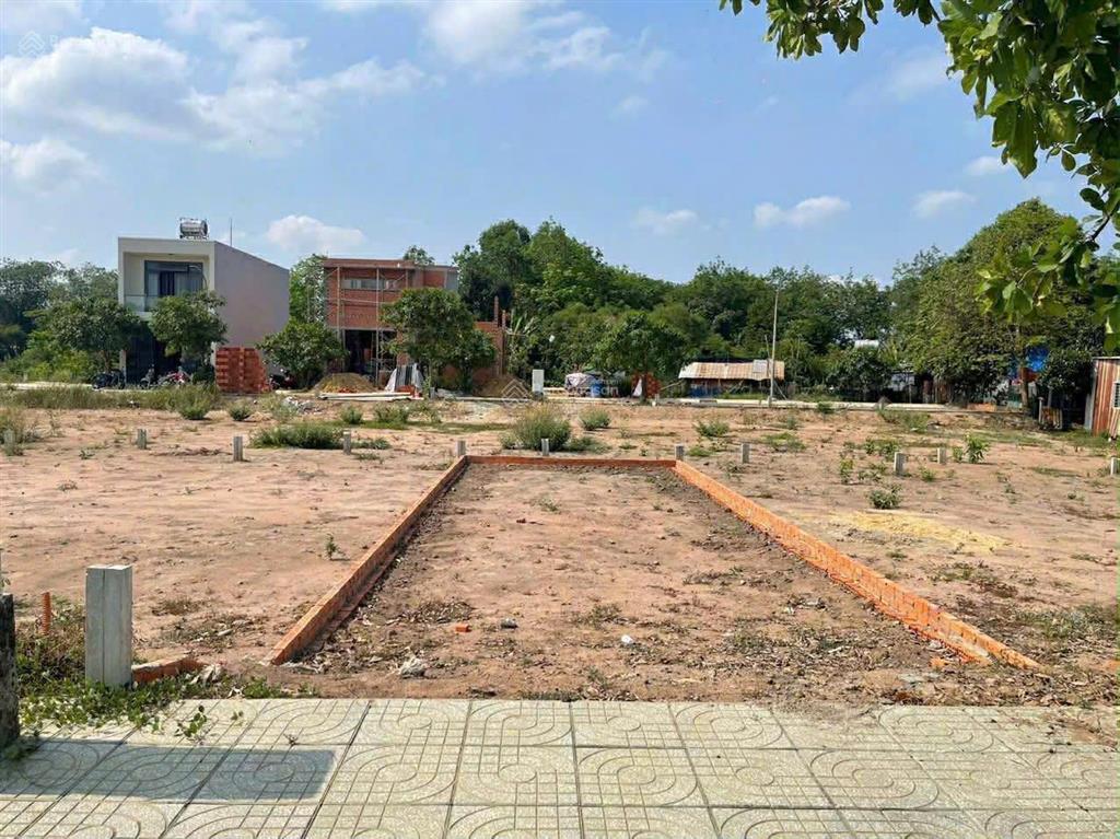 Chủ kẹt tiền bán lỗ 100tr lô đất thổ cư 80m2, giá 1 tỷ 350 triệu, đường nhựa thông 6m, shr.