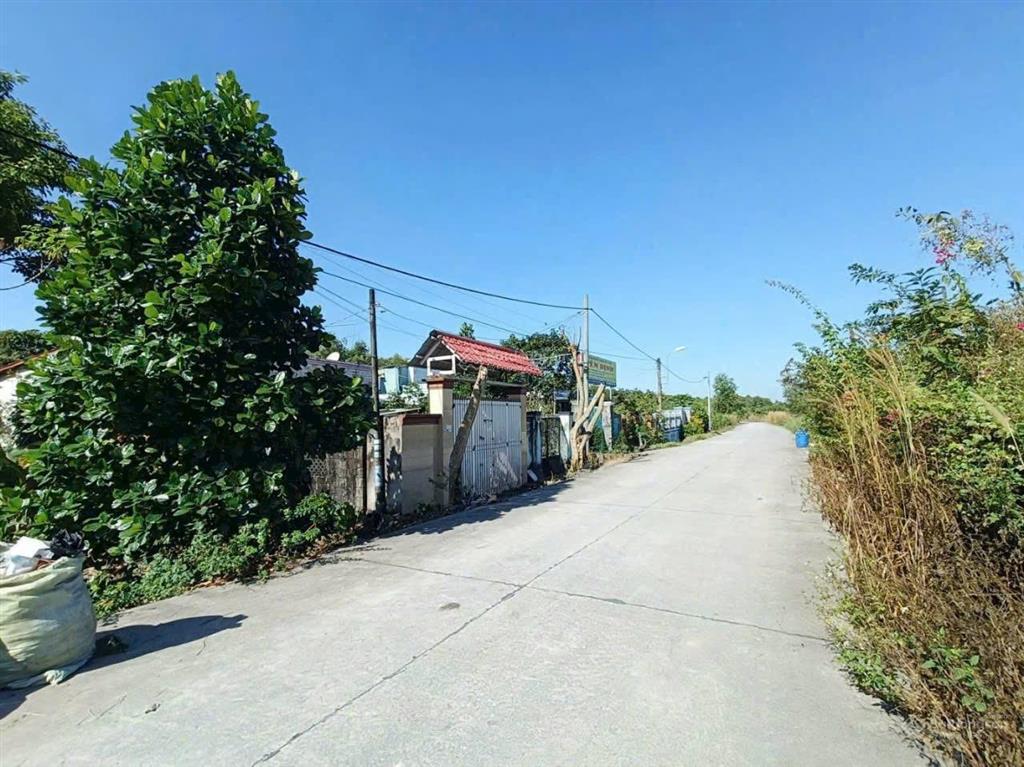 Bán gấp căn nhà sổ hồng riêng 125m2, giá 1,4 tỷ đường bê tông.