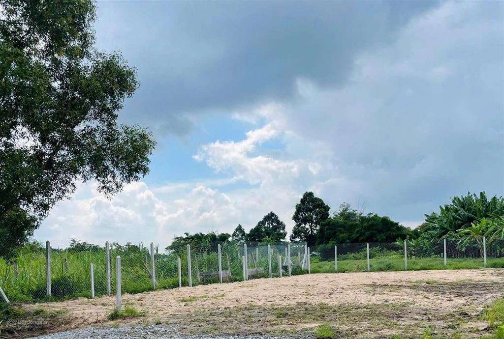 Chủ cần tiền nên bán nhanh miếng đất vườn 810m2 (40m2 thổ), giá 1,4 tỷ đường bê tông 6m, shr