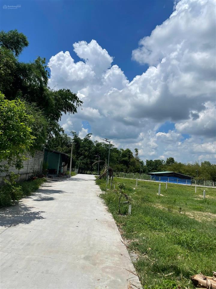 Chủ cần tiền nên bán nhanh miếng đất vườn 810m2 (40m2 thổ), giá 1,4 tỷ đường bê tông 6m, shr
