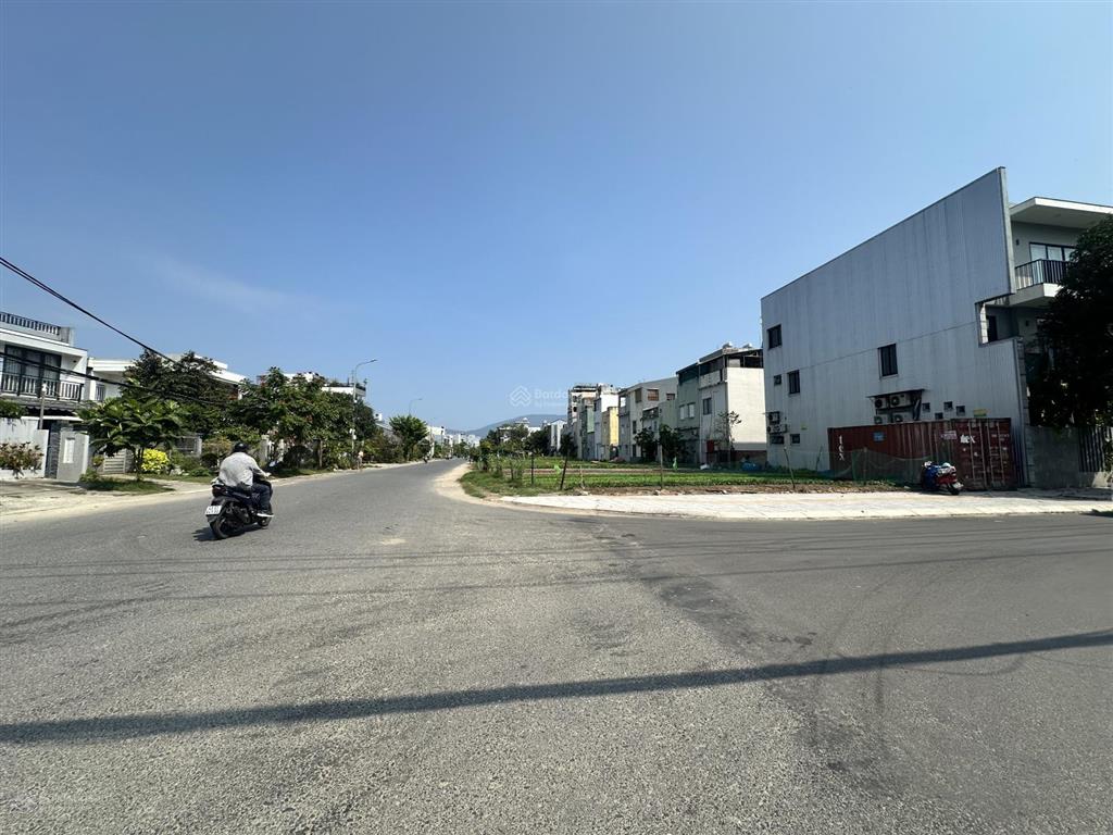 Bán lô góc chính hữu và đông kinh nghĩa thục (dt125,8m) giá 25tỷ.