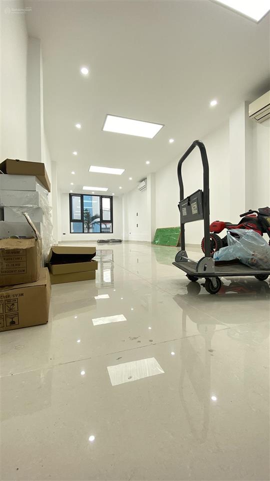 Cho thuê nhà 7 tầng 1 tum thiết kế thông sàn thang máy 630kg