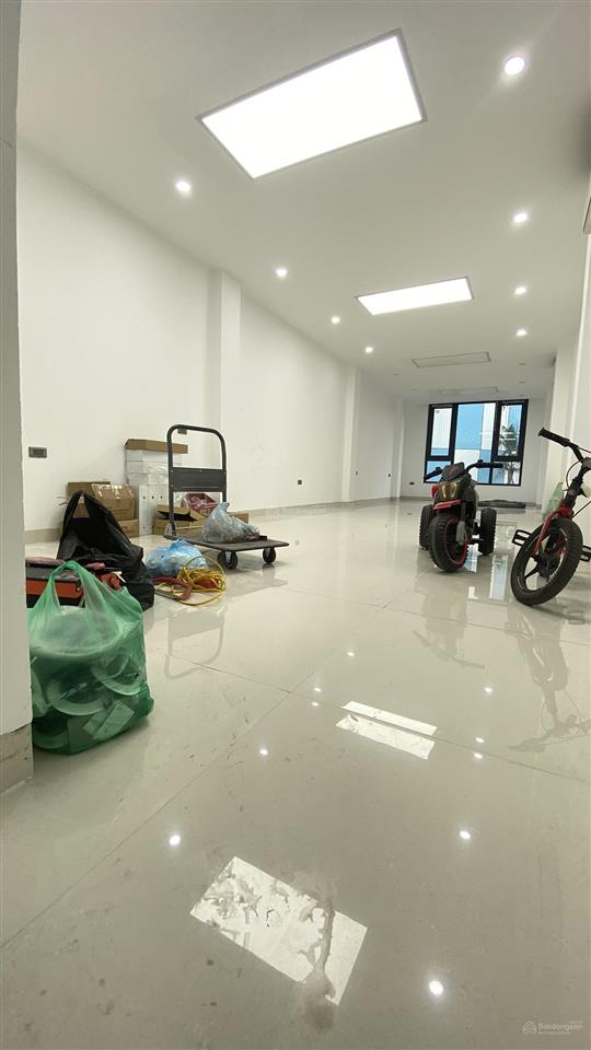 Cho thuê nhà 7 tầng 1 tum thiết kế thông sàn thang máy 630kg