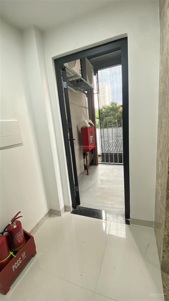 Cho thuê nhà 7 tầng 1 tum thiết kế thông sàn thang máy 630kg