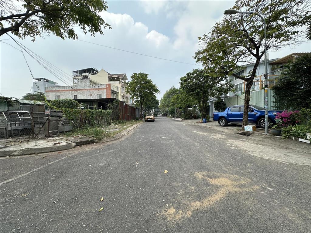 230m2. 10*23. góc 2 mặt tiền. view công viên. đường rộng 12m. có vỉa hè. shr. giá 70tr/m2.
