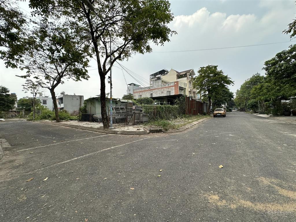 230m2. 10*23. góc 2 mặt tiền. view công viên. đường rộng 12m. có vỉa hè. shr. giá 70tr/m2.