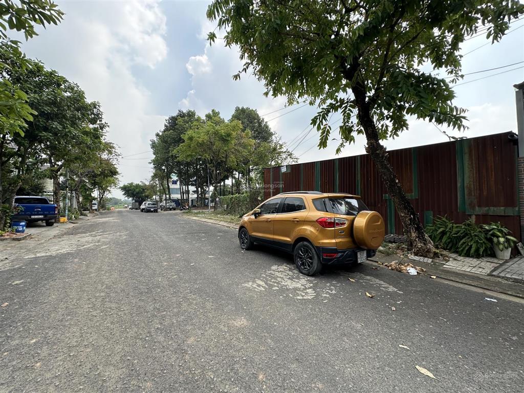 230m2. 10*23. góc 2 mặt tiền. view công viên. đường rộng 12m. có vỉa hè. shr. giá 70tr/m2.