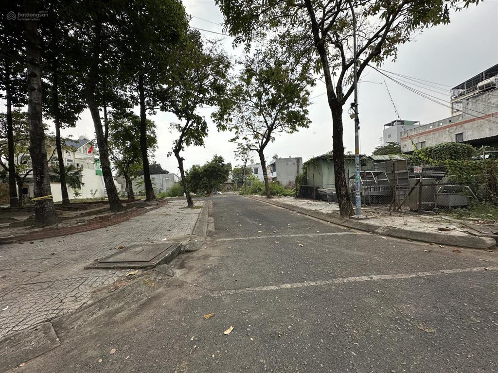 230m2. 10*23. góc 2 mặt tiền. view công viên. đường rộng 12m. có vỉa hè. shr. giá 70tr/m2.
