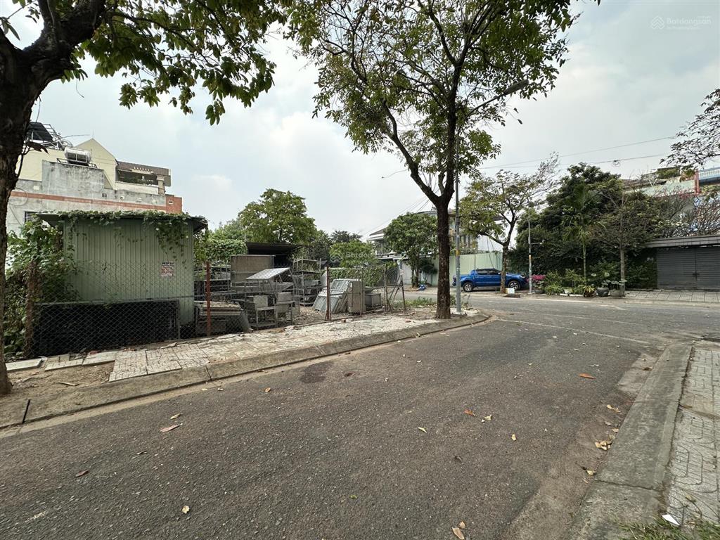 230m2. 10*23. góc 2 mặt tiền. view công viên. đường rộng 12m. có vỉa hè. shr. giá 70tr/m2.