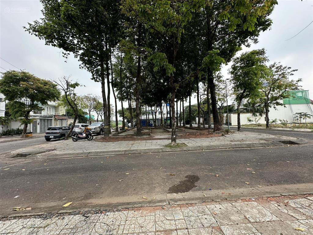230m2. 10*23. góc 2 mặt tiền. view công viên. đường rộng 12m. có vỉa hè. shr. giá 70tr/m2.