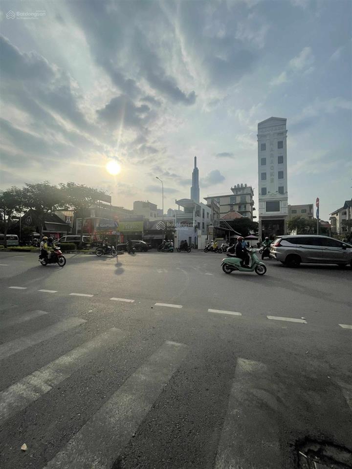 Bán nhà 3 tầng. ngay trần não. xe hơi tận cửa. shr. gấp bán 12 tỷ tám.