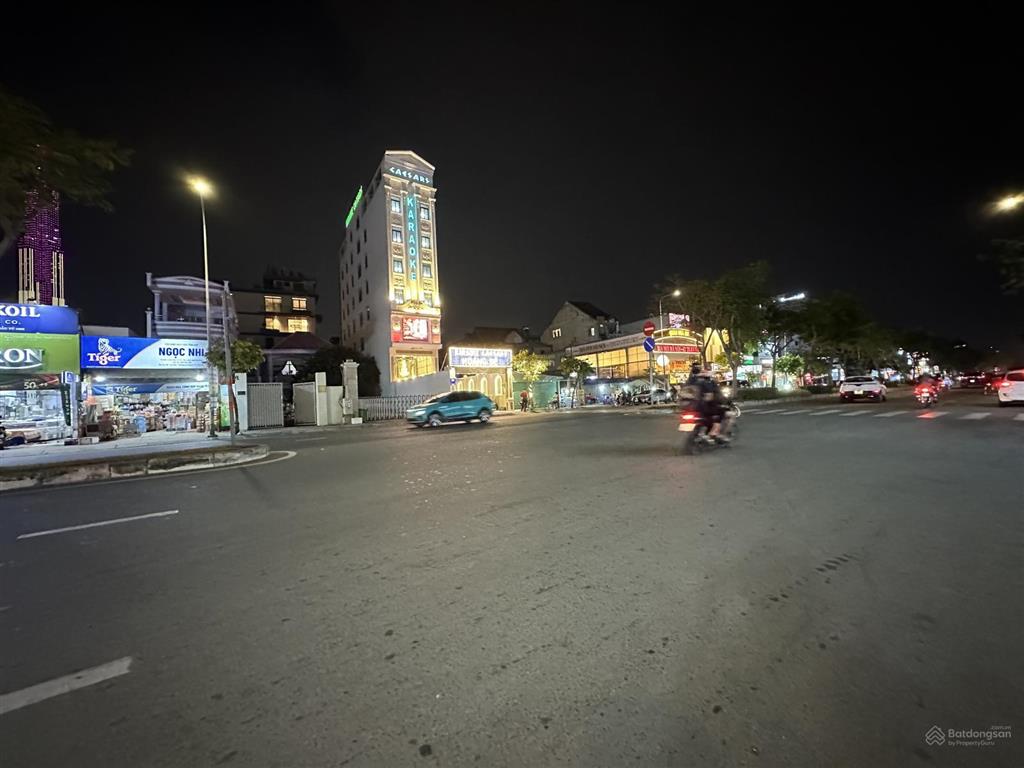 Bán nhà 3 tầng. ngay trần não. xe hơi tận cửa. shr. gấp bán 12 tỷ tám.