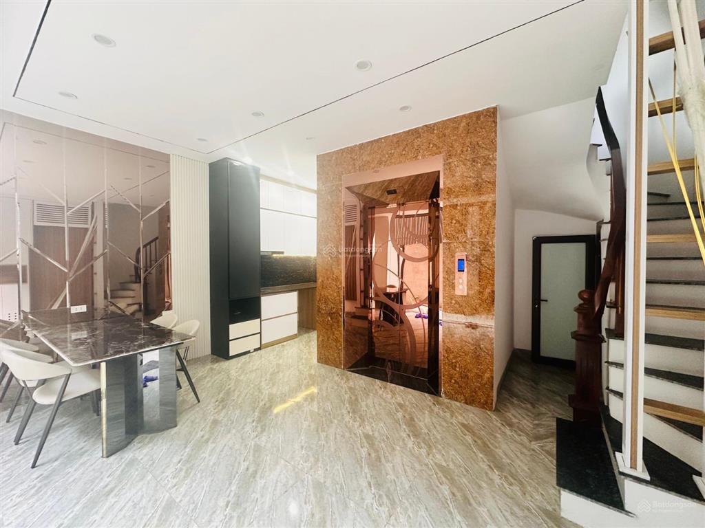 Thoáng sáng  nhà đẹp full nội thất  thang máy  gần mặt phố  ở ngay