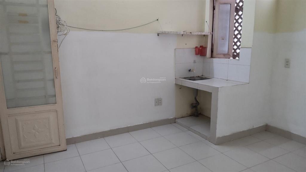 Phòng trọ cmt8 có wc, bếp, cửa sổ, giá 2tr2