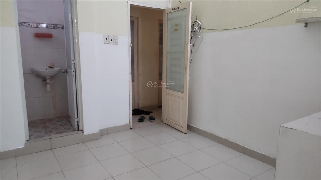 Phòng trọ cmt8 có wc, bếp, cửa sổ, giá 2tr2