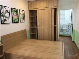 Diện tích 30m² rộng rãi, ở thoải mái. đầy đủ giường, tủ, điều hoà, nóng lạnh, tủ lạnh, bàn ghế.