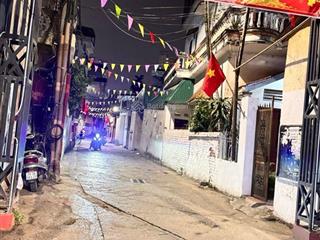 Bán đất thạch bàn 40m mt 4m lô góc oto qua nhà .vị trí trung tâm phù hợp xây ở.đầu tư giữ tiền