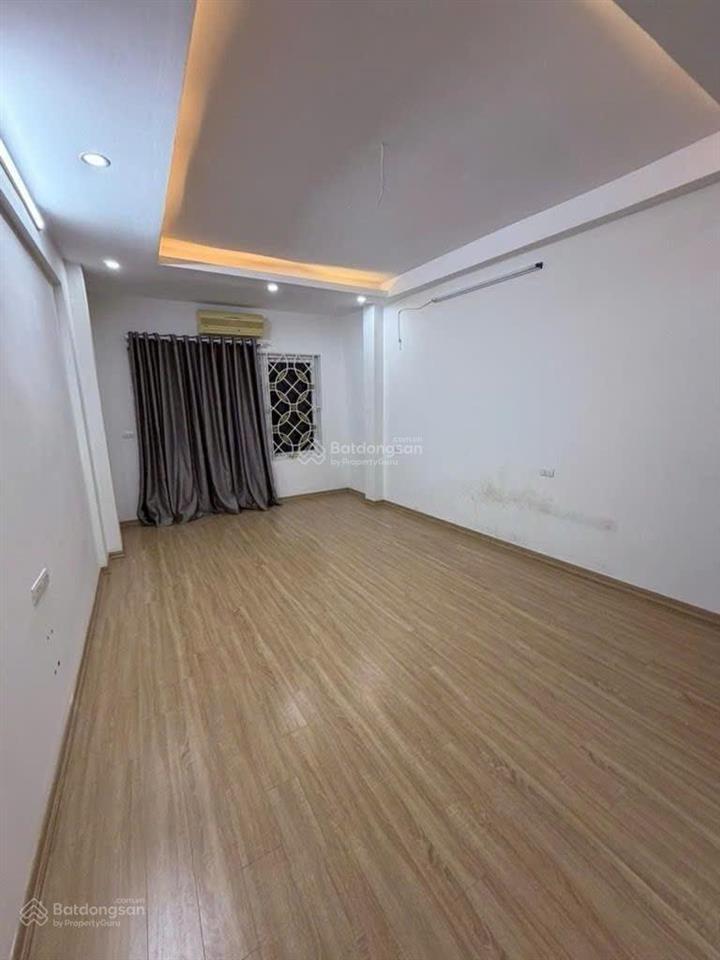 Hiếm nguyễn văn cừ  hồng tiến gara ô tô  đường thông  kinh doanh  20m ra mặt phố dt 37