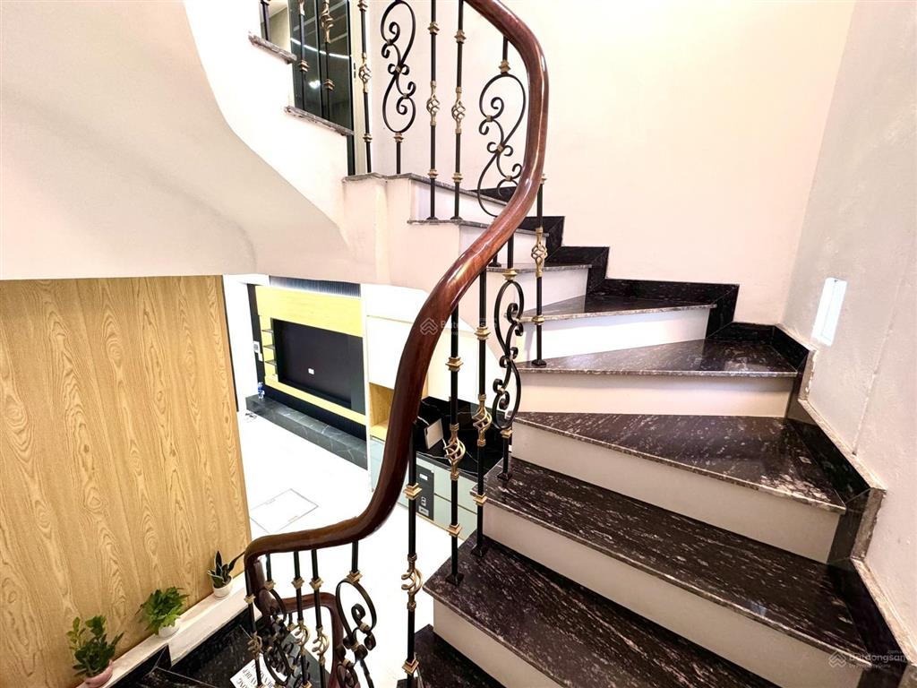 Hiếm! nhà cực đẹp 37m2x5t ảnh thật. đầy đủ nội thất, cách ô tô 10m, cạnh hồ tây phố xuân la, tây hồ