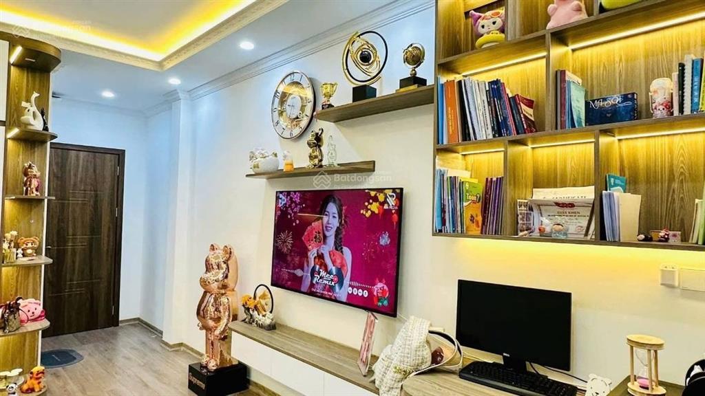 Nhỉnh 7 tỷ! bán nhà đẹp 35m2, 6 tầng thang máy, sát phố  ô tô  kinh doanh  phố phạm văn đồng.