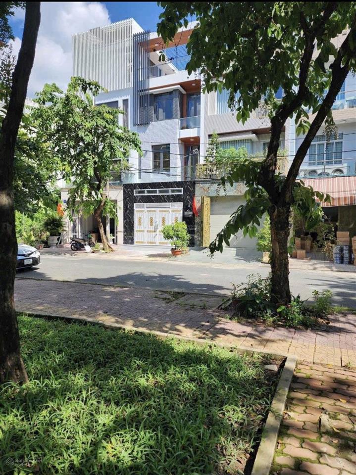 Nhà 4 tầng đối diện công viên khu ao sen tên lửa 5x20 có pn tầng trệt giá 14 tỷ 500 tl