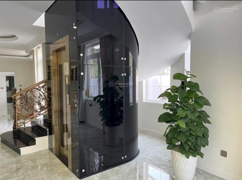 Lâu đài góc đối diện công viên khu ao sen tên lửa 4 tầng có tầng hầm + thang máy full nội thất