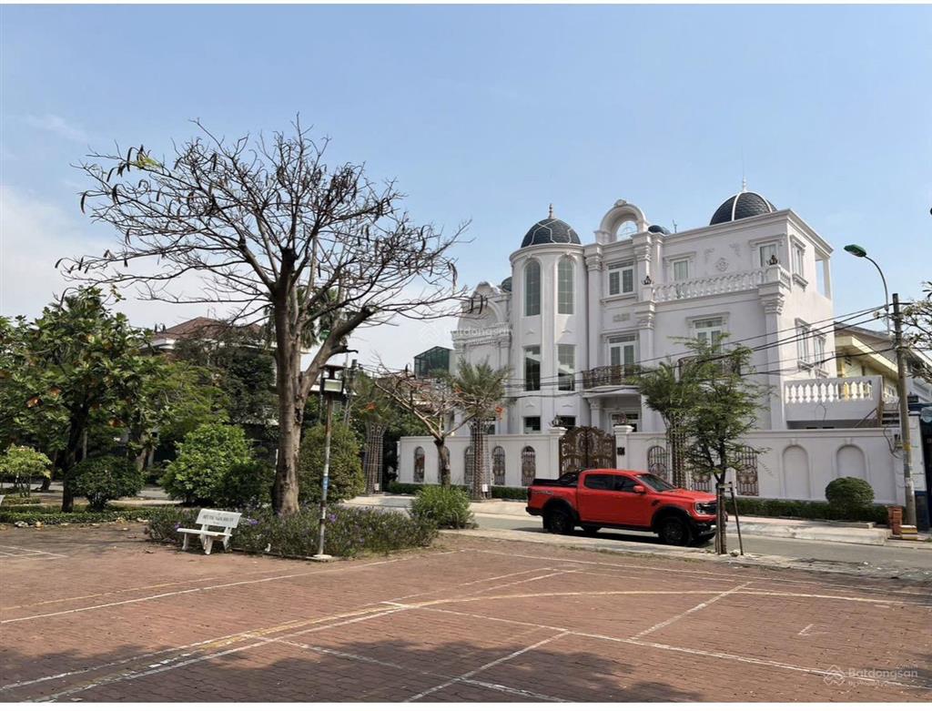 Lâu đài góc đối diện công viên khu ao sen tên lửa 4 tầng có tầng hầm + thang máy full nội thất