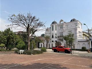 Lâu đài góc đối diện công viên khu ao sen tên lửa 4 tầng có tầng hầm + thang máy full nội thất