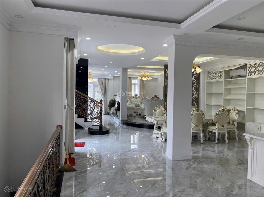 Lâu đài góc đối diện công viên khu ao sen tên lửa 4 tầng có tầng hầm + thang máy full nội thất