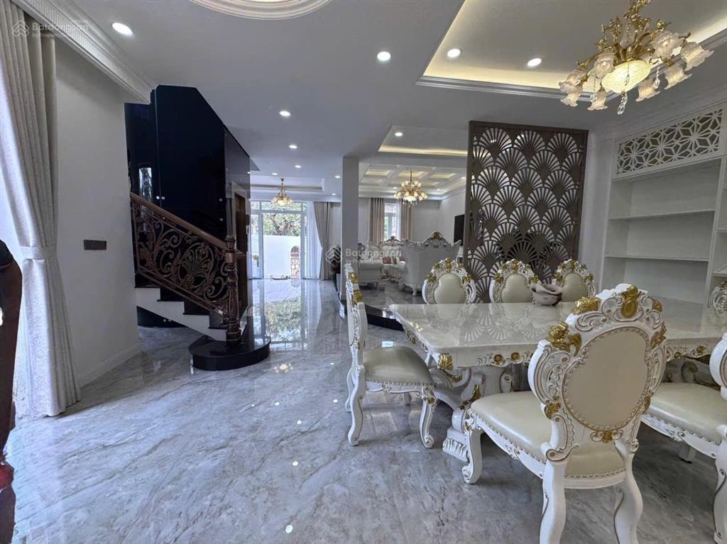 Lâu đài góc đối diện công viên khu ao sen tên lửa 4 tầng có tầng hầm + thang máy full nội thất