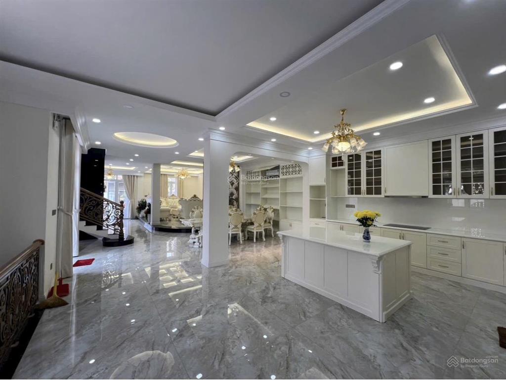 Lâu đài góc đối diện công viên khu ao sen tên lửa 4 tầng có tầng hầm + thang máy full nội thất