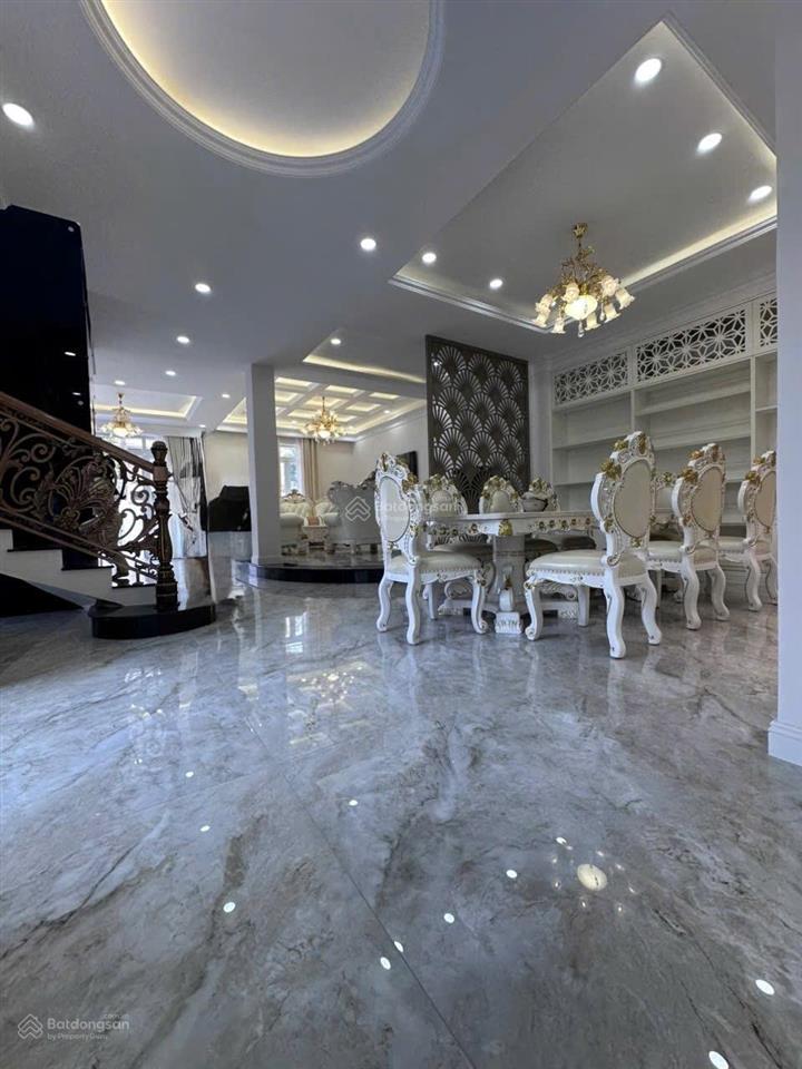 Lâu đài góc đối diện công viên khu ao sen tên lửa 4 tầng có tầng hầm + thang máy full nội thất