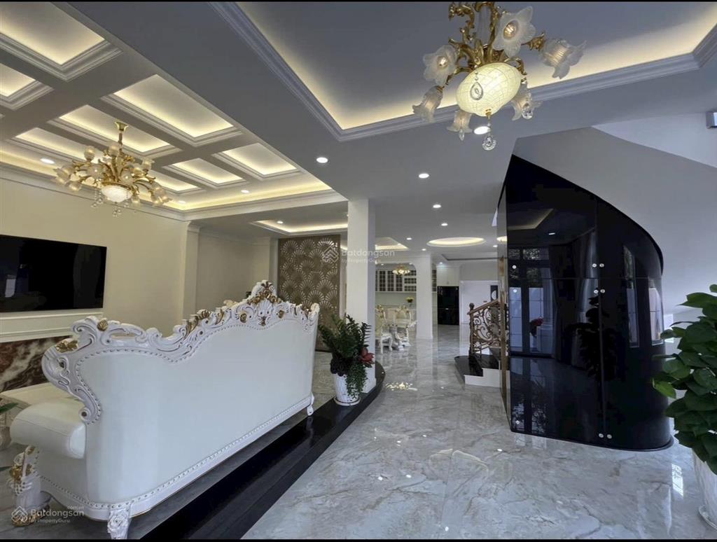 Lâu đài góc đối diện công viên khu ao sen tên lửa 4 tầng có tầng hầm + thang máy full nội thất