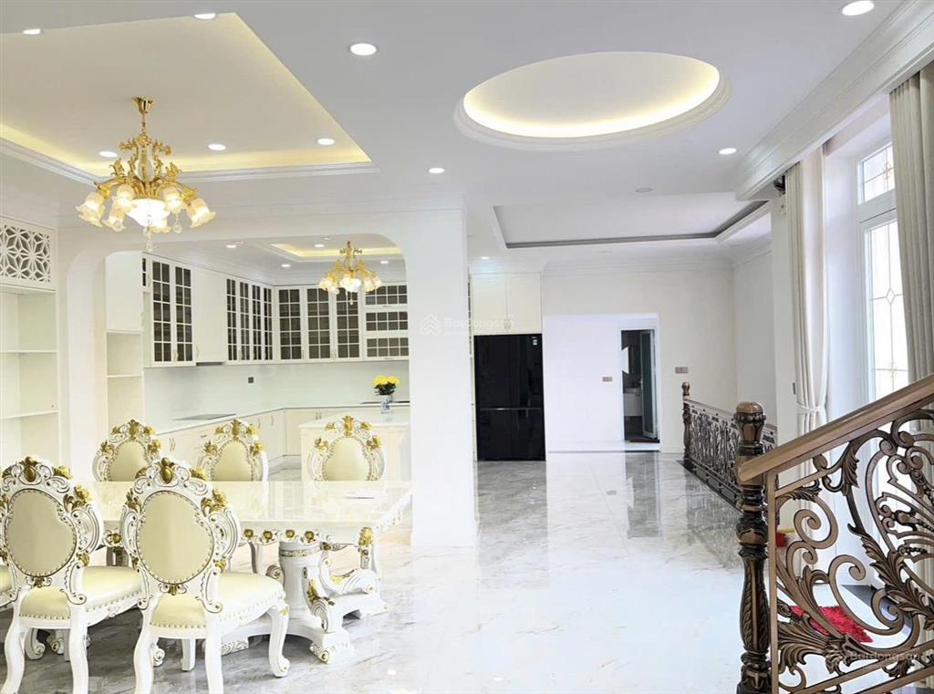 Lâu đài góc đối diện công viên khu ao sen tên lửa 4 tầng có tầng hầm + thang máy full nội thất