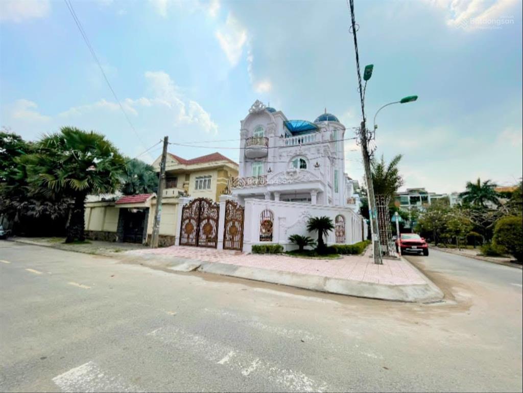 Lâu đài góc đối diện công viên khu ao sen tên lửa 4 tầng có tầng hầm + thang máy full nội thất