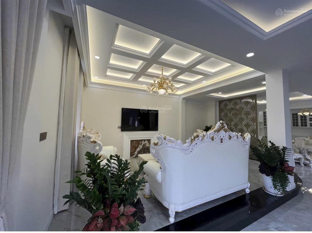 Lâu đài góc đối diện công viên khu ao sen tên lửa 4 tầng có tầng hầm + thang máy full nội thất