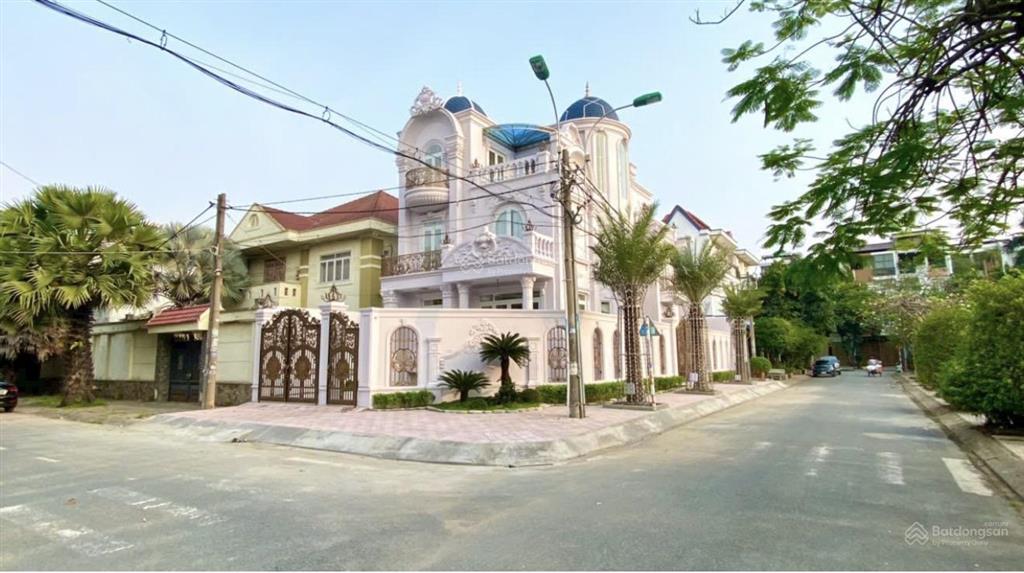 Lâu đài góc đối diện công viên khu ao sen tên lửa 4 tầng có tầng hầm + thang máy full nội thất