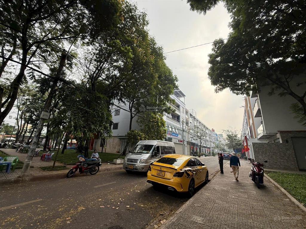 Nhà mới ngay công viên 4x20  4 tầng full nội thất giá 10 tỷ 900 thương lượng