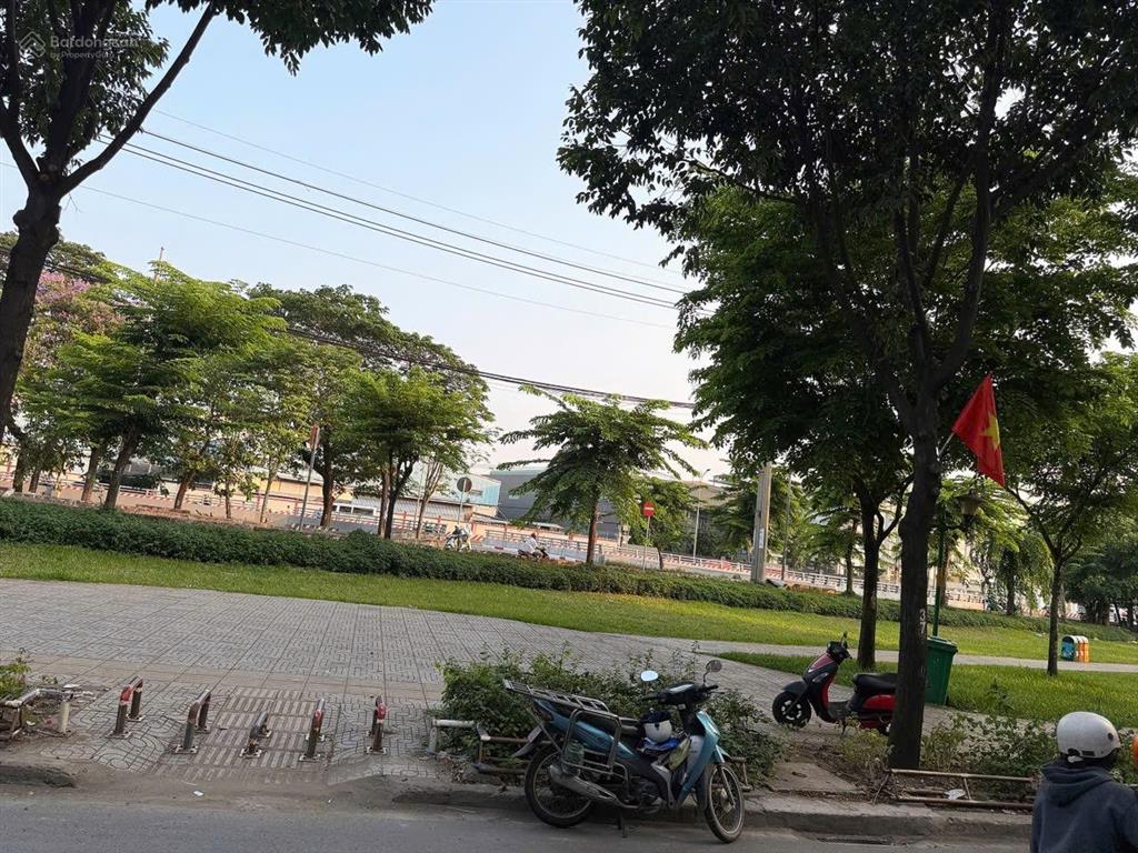 Siêu phẩm kinh doanh 6x20  4 tầng nhà đẹp có thang máy giáp tên lửa  aeon mall  giá 15,5 tỷ