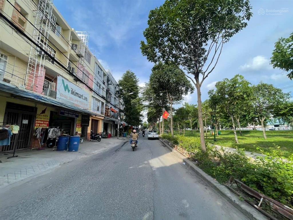 Siêu phẩm nhà phố 5 tầng có thang máy  full nội thất gần aeon mall  giá 15,5 tỷ thương lượng