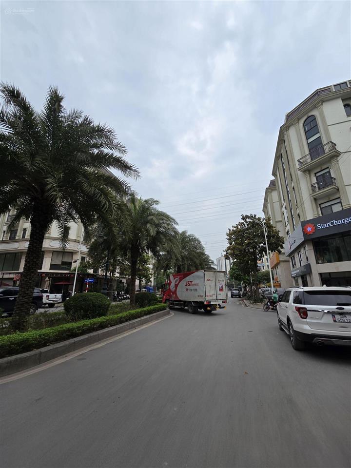 Lô góc 3 mt đường 30m kinh doanh đỉnh
63m, 3 mặt tiền thoáng
đường 30m, lưu lượng lớn
sẵn gpxd